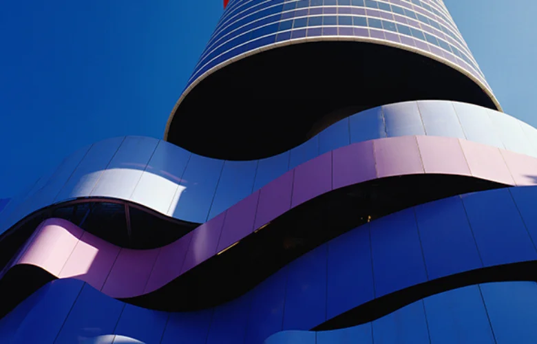 Exterior do Instituto Tomie Ohtake com sua arquitetura elíptica, São Paulo